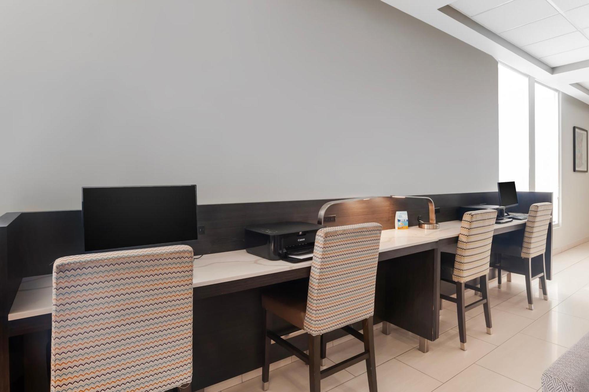 Best Western Plus Commerce Hotel 3*